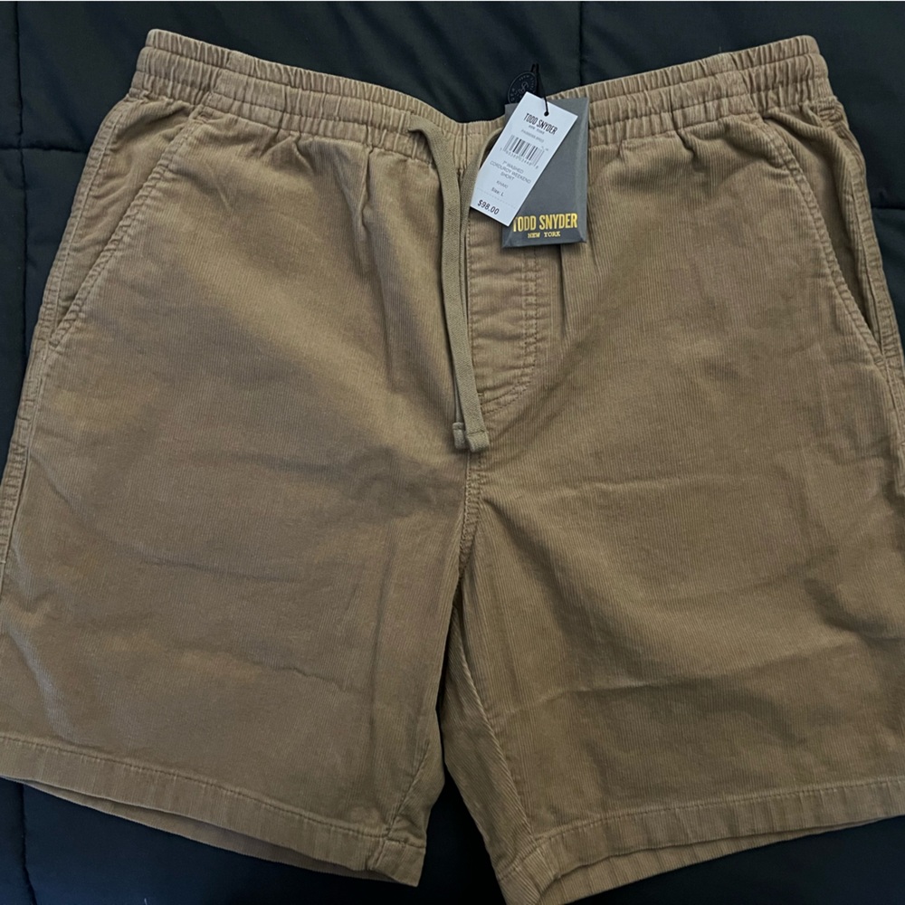 TODD SNYDER 7" WASHED
CORDUROY WEEKEND
SHORT KHAKI SIZE L